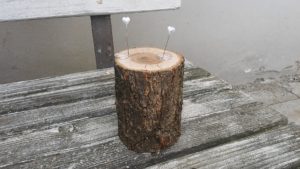 Špalík se špendlíky, možno dozdobit jutou, provázkem...